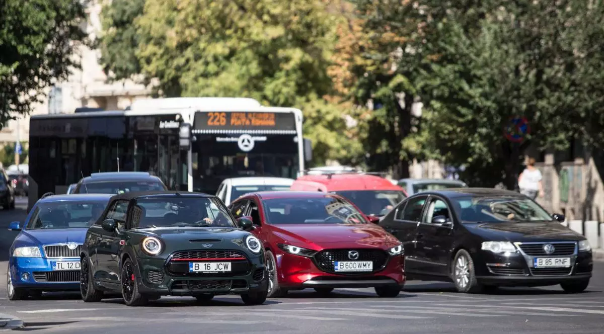 Mai multe mașini și un autobuz opresc în fața unei treceri de pietoni din București august 2020