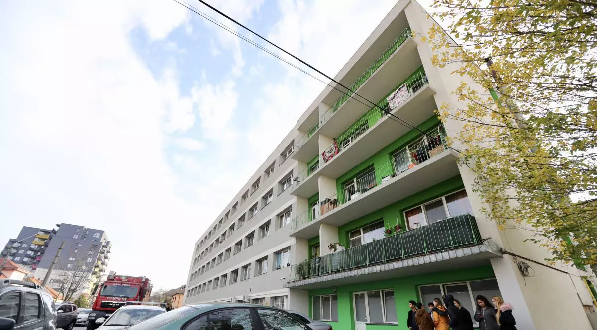 O echipa de decontaminare a MAPN a sosit la blocul de locuinte in care o deratizare a facut 3 victime si a intoxicat aproape 30 de persoane, la Timișoara