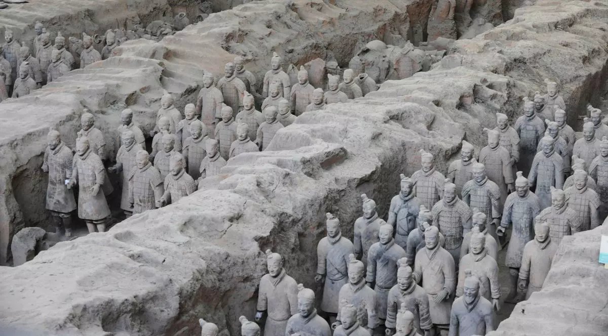Vedere generală a statuilor Armatei de Teracotă de la Muzeul Mausoleului Împăratului Qinshihuang din China