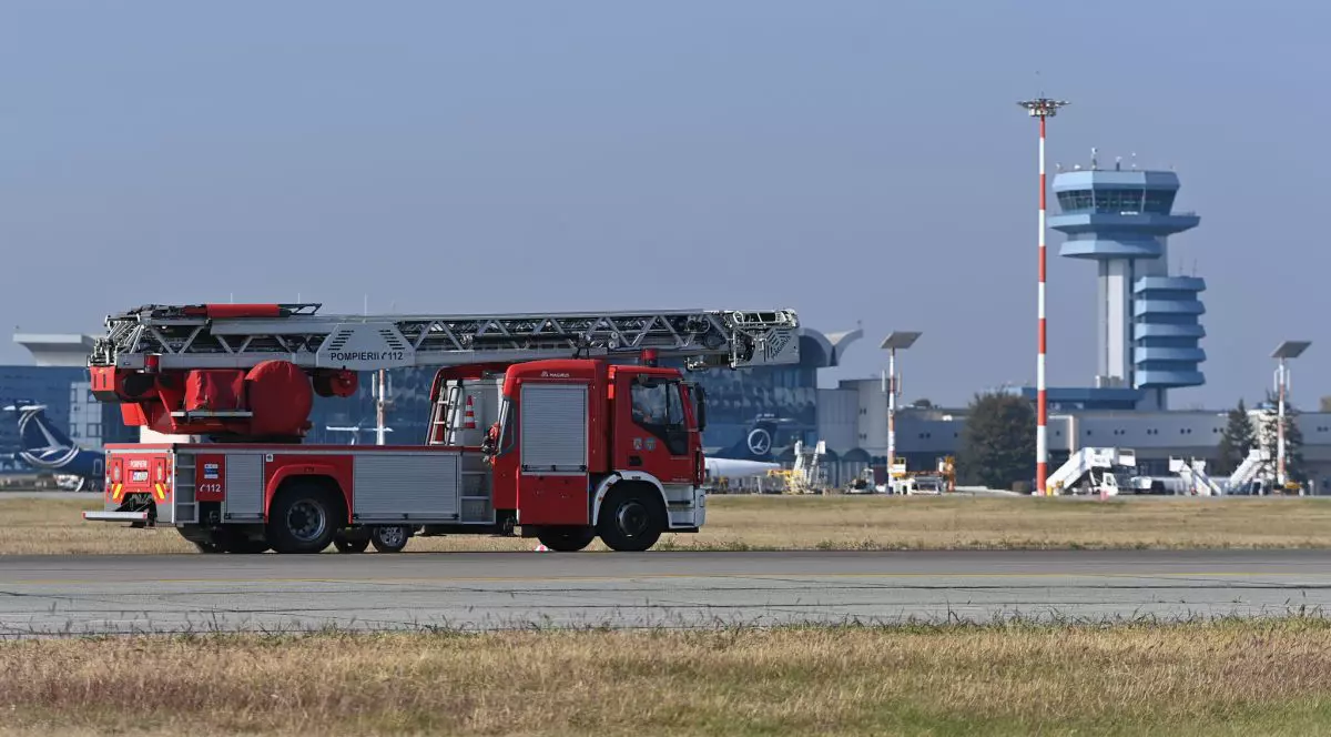 O mașină de pompieri se deplasează pe pista Aeroportului Otopeni noiembrie 2022