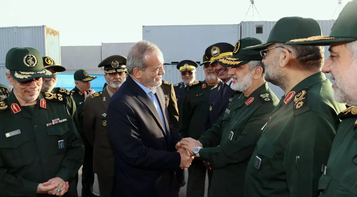 Președintele iranian Masoud Pezeshkian dă mâna cu mai mulți ofițeri de rang înalt din iran, cu ocazia unei parade militare la Teheran, august 2024