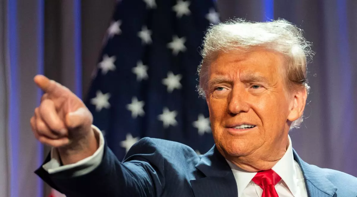 Donald Trump vorbește în timp ce ține degetul arătător întins, având pe fundal steagul Statelor Unite, noiembrie 2024