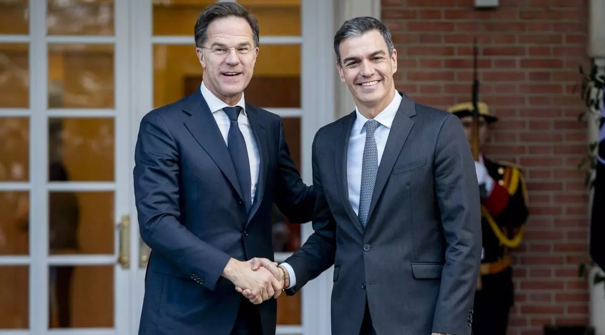 Prim-ministrul Spaniei, Pedro Sanchez, dă mâna cu secretarul general al NATO, Mark Rutte, la Complexul Moncloa din Madrid, ianuarie 2025
