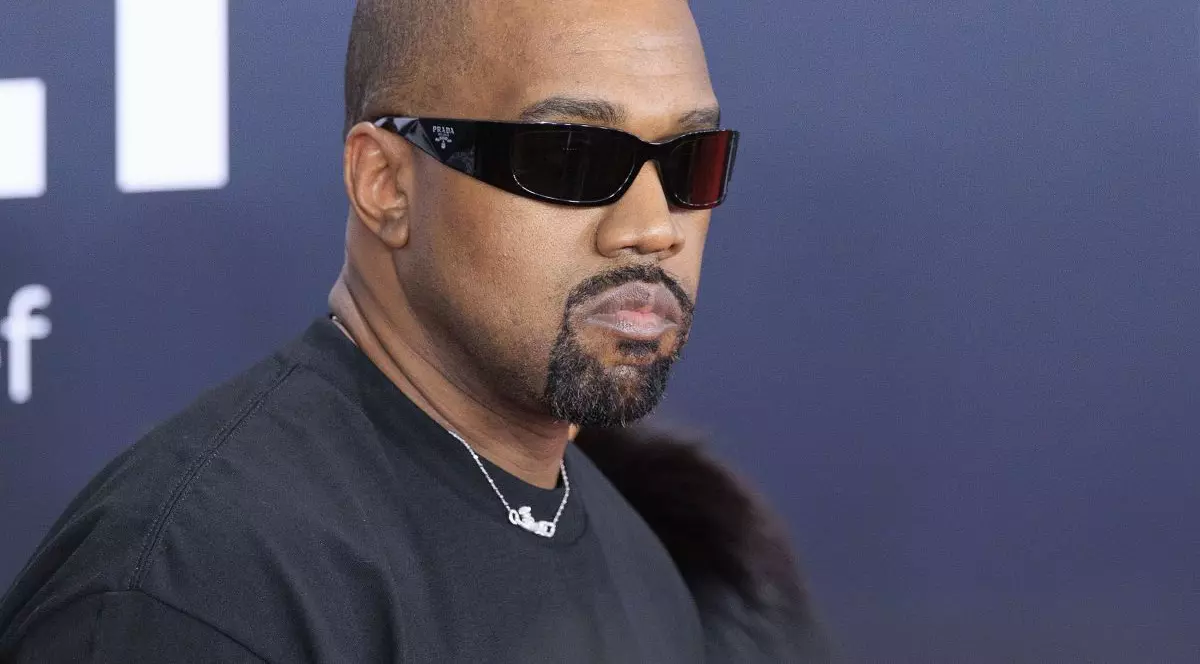 Kanye West pozează pe covorul roșu la cea de-a 67-a ediție a Premiilor Grammy de la Los Angeles, SUA