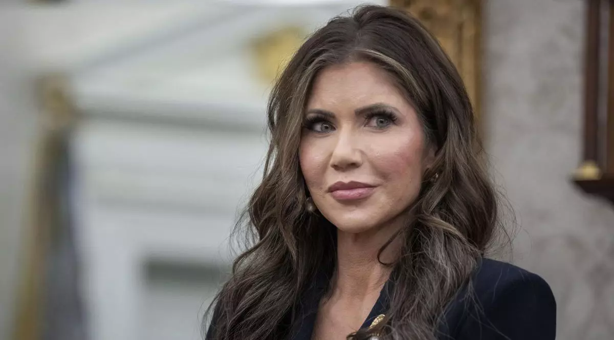 Îmbrăcată într-un taior neagru, secretara pentru Securitate Internă a SUA, Kristi Noem, ascultă întrebările reporterilor, aprilie 2025