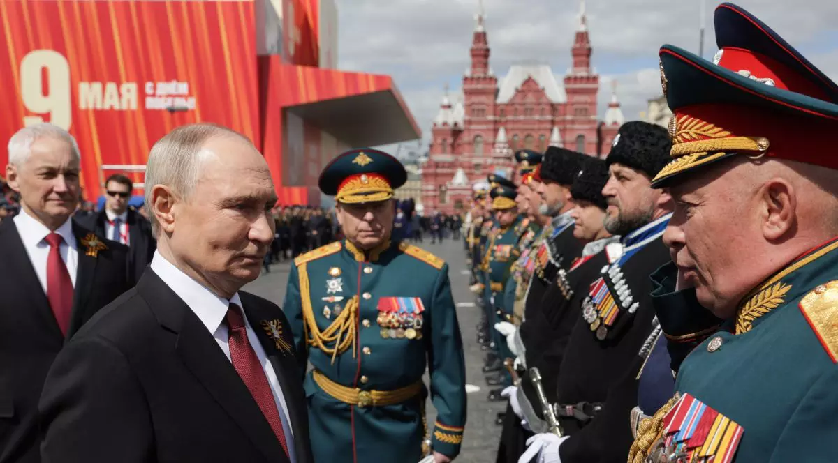 Președintele rus Vladimir Putin, însoțit de ministrul Apărării, Andrei Belousov, și de comandantul șef al Forțelor Terestre Ruse, Oleg Salyukov, felicită militarii ruși și străini după o paradă militară de Ziua Victoriei, 9 mai 2025