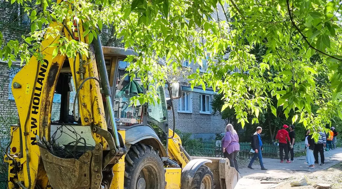 Un excavator este fotografiat la locul unui atac cu dronă, în Rusia