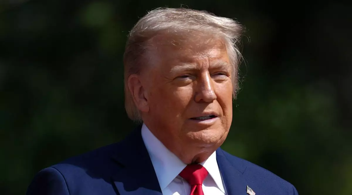 Președintele SUA, Donald Trump, poartă insigne cu drapelul SUA și Canada în timpul ceremoniei oficiale de întâmpinare la summitul G7 din Kananaskis, Canada, 16 iunie 2025