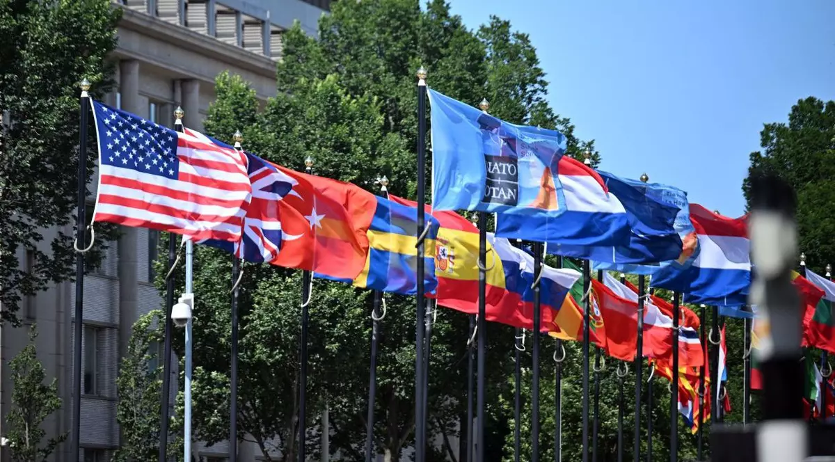 Stagurile țărilor membre NATO flutură în fața clădirii unde are loc Forumul Mondial de la Haga, Țările de Jos, pe 23 iunie 2025