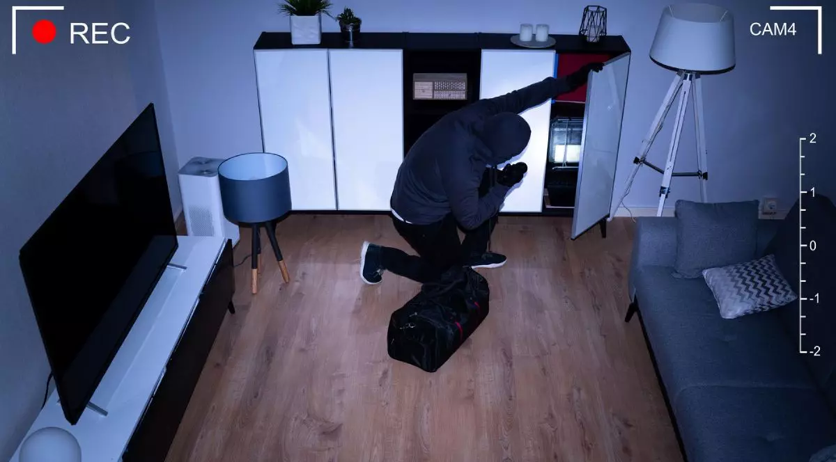 Hoț filmat în interiorul unei case, în timp ce caută prin sertare, îmbrăcat în negru și cu mască neagră