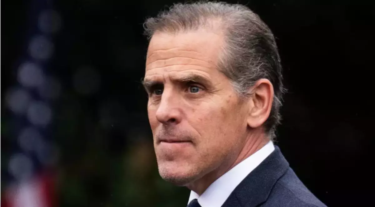 Hunter Biden îmbrăcat în costum gri și cămașă albă