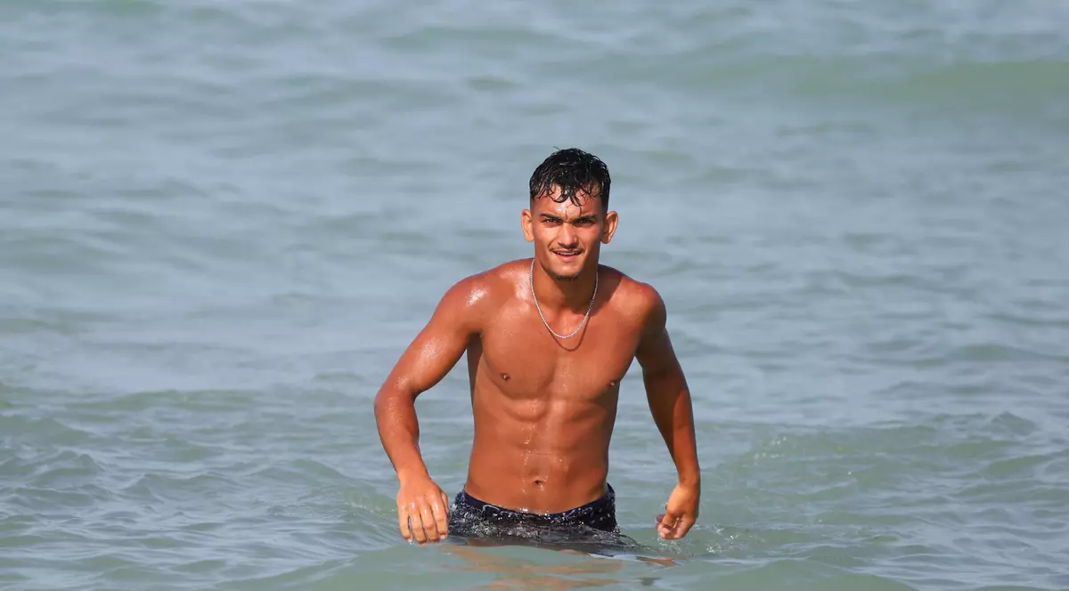 Un baiat in mare
