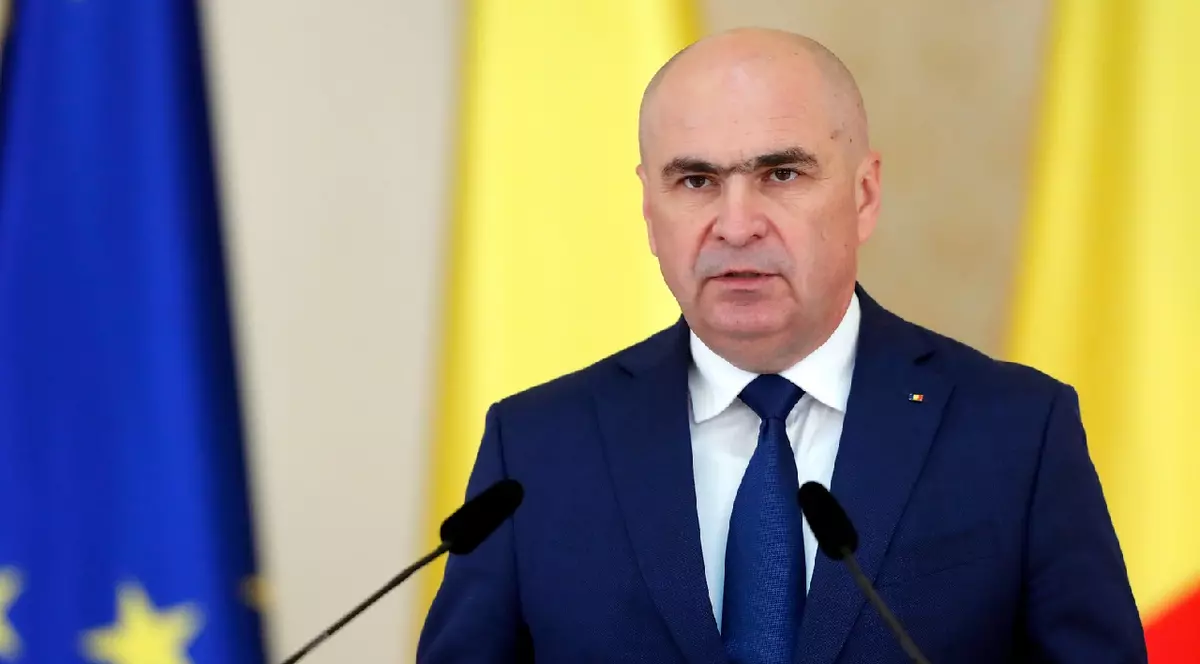 Ilie Bolojan într-un costum albastru, cămașă albă și o cravată albastră