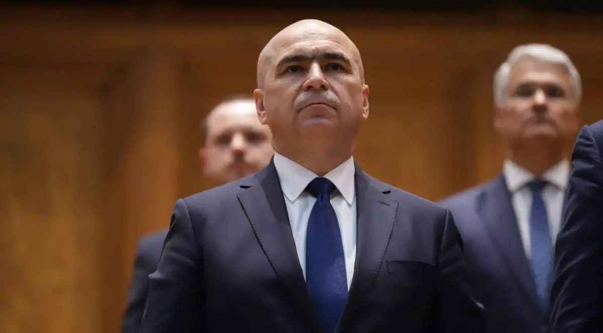 Ilie Bolojan surprins luni, 23 iunie 2025, în Parlament, în ziua în care membrii guvernului au depus jurământul. Poartă un sacou negru, o cămașă albă și o cravată albastră