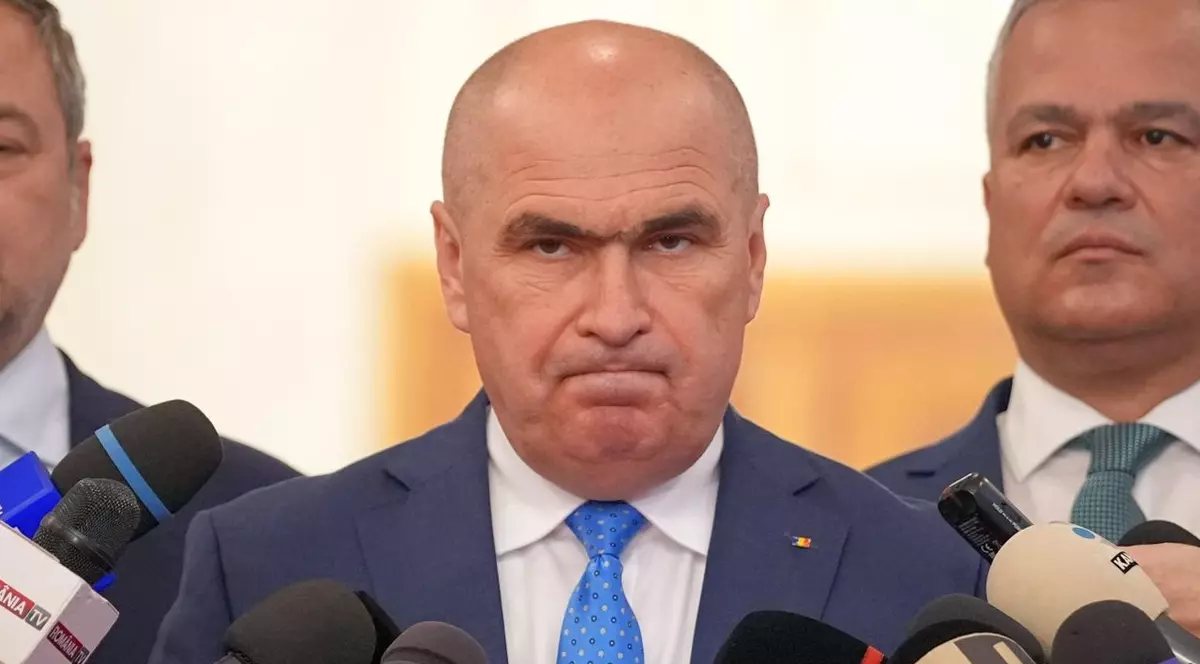 Ilie Bolojan privește fix în camera foto, cu buzele strânse, având o atitudine necruțătoare