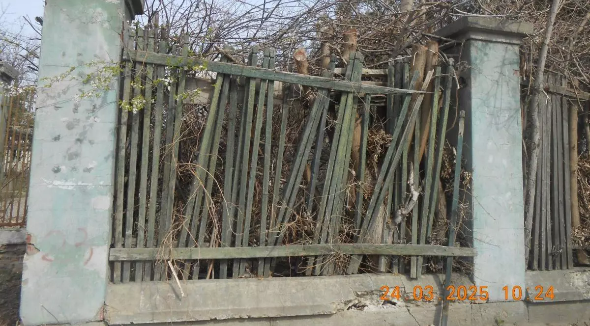 O casă neîngrijită cu gardul de lemn rupt, în Ploiești