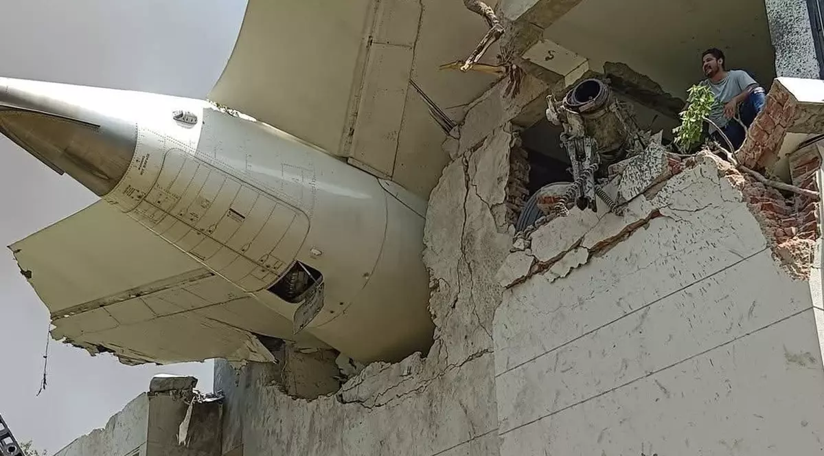 Bucată din avionul Air India rămasă blocată într-o clădire