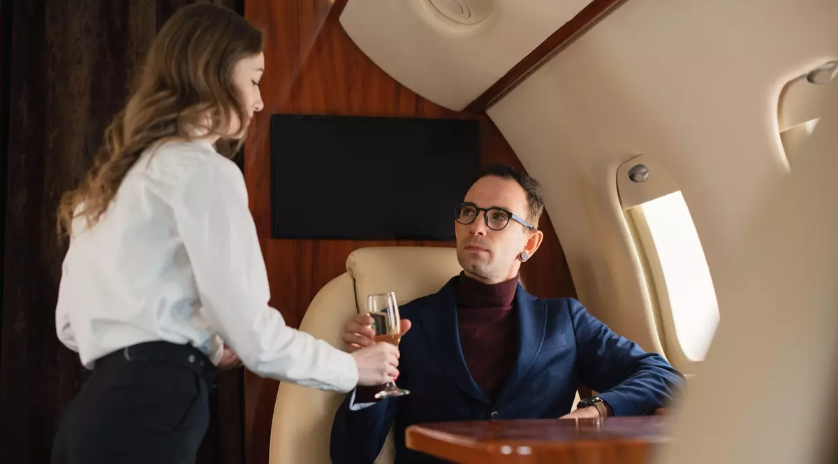 Ce băuturi nu ar trebui niciodată consumate în avion. Explicațiile unei însoțitoare de bord