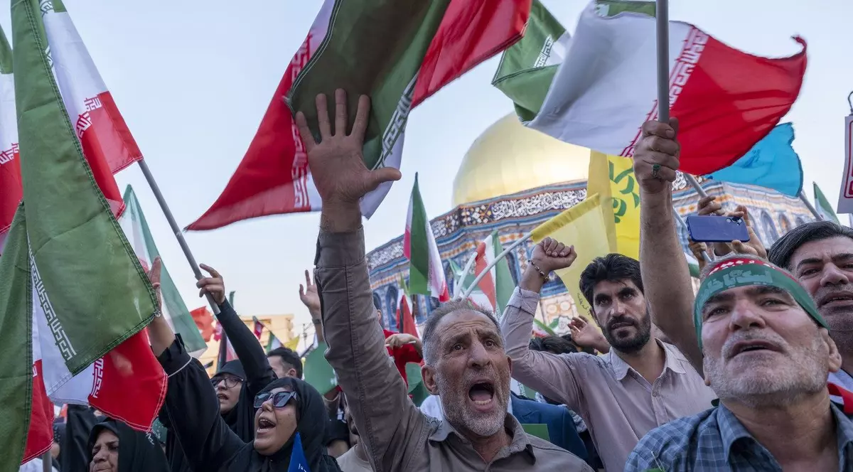 Iranieni ieșiți în stradă pentru a denunța atacurile israeliene Foto: Profimedia