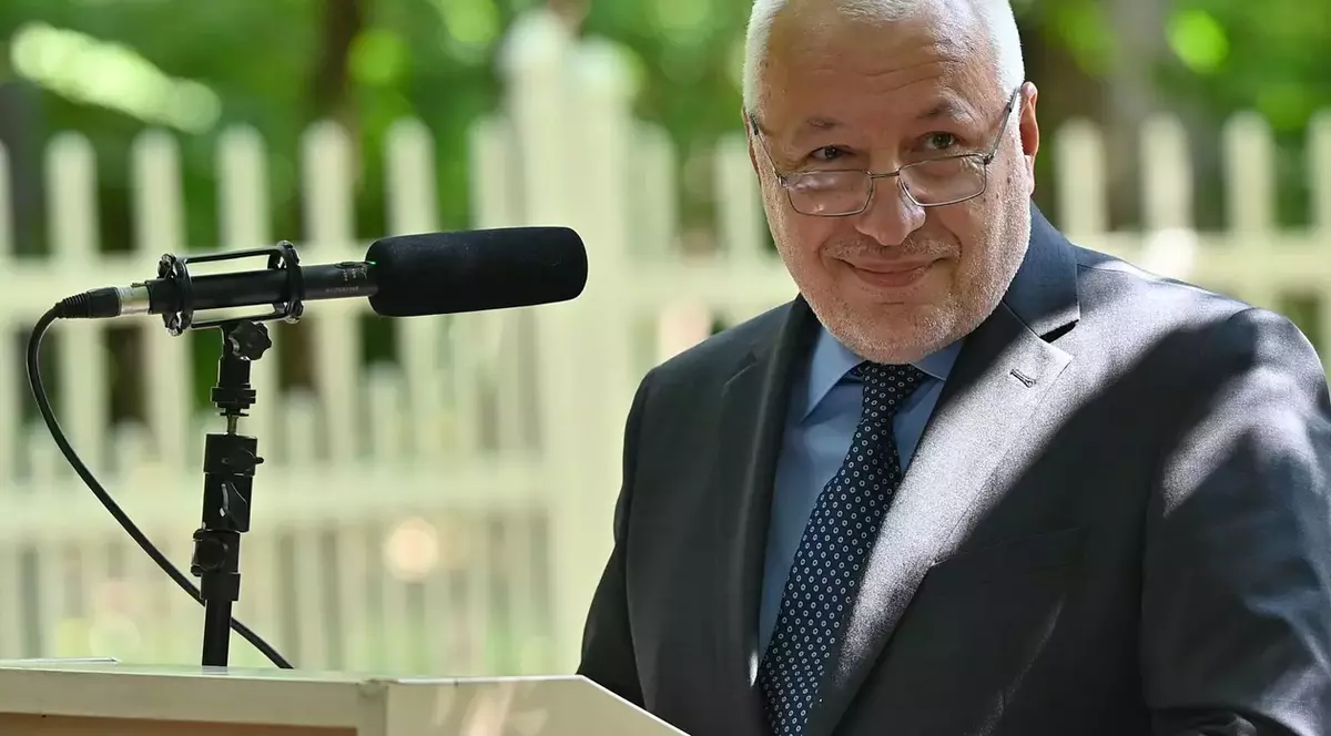 Iulian Fota, fost consilier prezidențial, vorbind la microfon