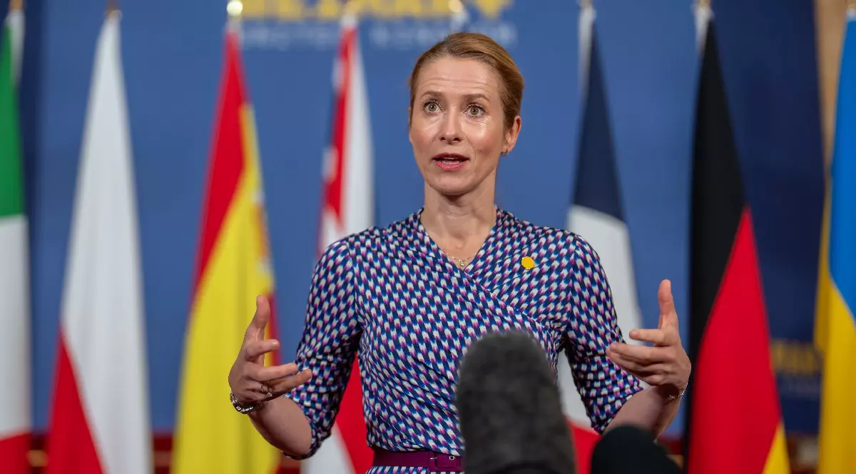 12 mai 2025, Regatul Unit, Londra: Kaja Kallas, Înaltul Reprezentant al Uniunii Europene pentru afaceri externe, se adresează participanților la conferința Grupului Weimar+ privind războiul din Ucraina. Este imbracata intr-o rochie albastra cu alb si vorbește in fata unui microfon