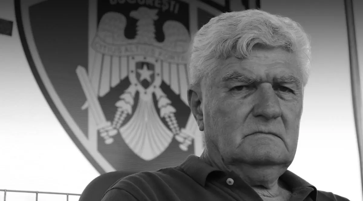 Antrenorul Lajo Sătăreanu privește încruntat, având pe fundal o stemă a clubului CSA Steaua București