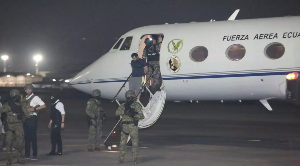 Escortat de soldați și polițiști, Adolfo „Fito” Macias, liderul bandei de trafic de droguri Choneros, sosește în Guayaquil, Ecuador, și coboară din avion, noaptea, după ce a fost reținut, miercuri, 25 iunie 2025. El evadase din închisoare în ianuarie 2024