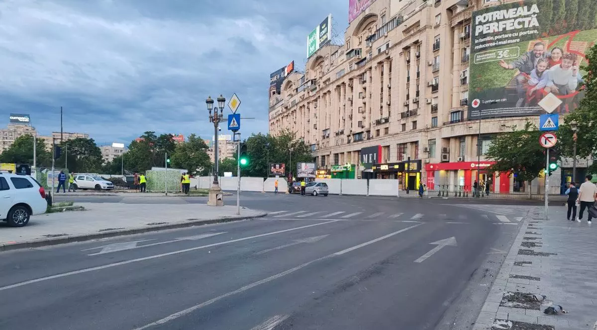 Au început restricțiile la Unirii, astfel că traficul rutier este deviat, sâmbătă dimineață, în zona Hanul lui Manuc și parcul Unirii, din cauza lucrărilor la planșeu, 21 iunie 2025