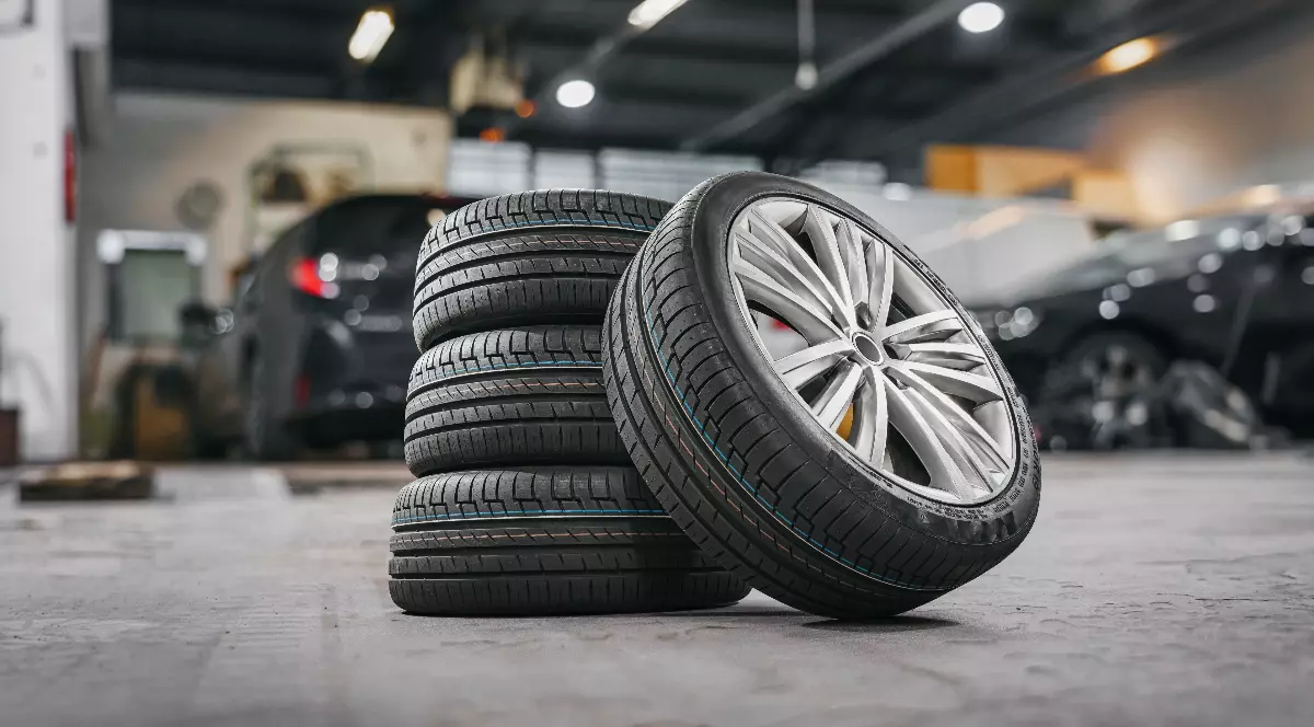 Cauciucuri așezate unele peste altele, într-un service auto