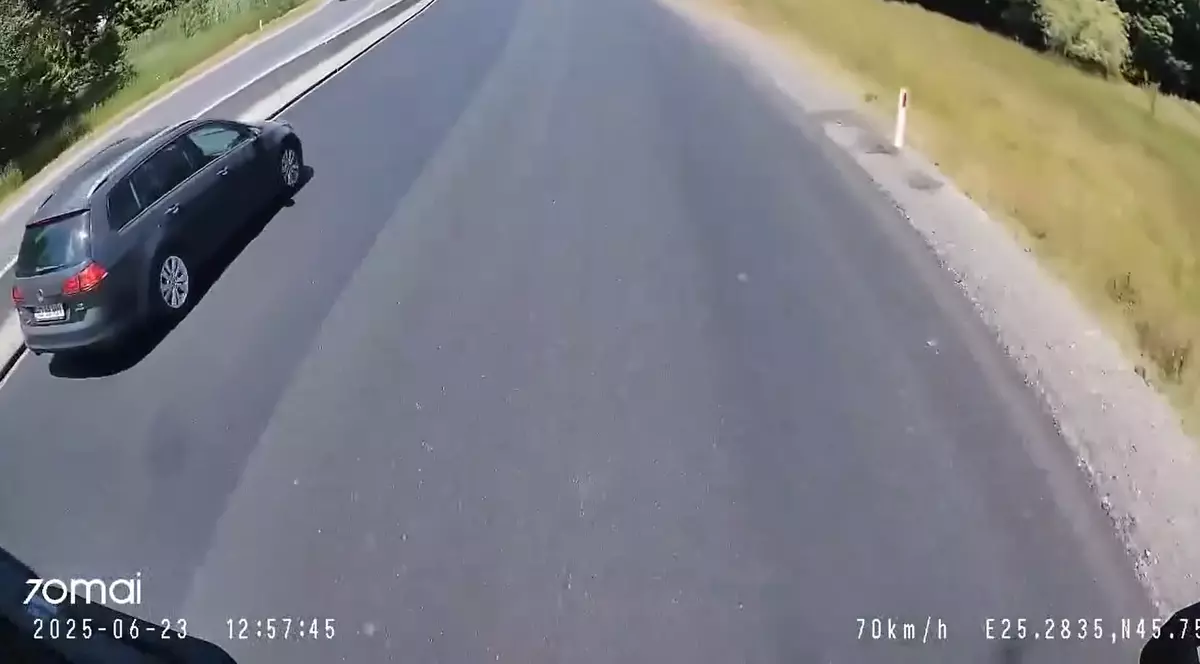 O mașină VW depășește un camion, cu o manevră criminală, pe E25
