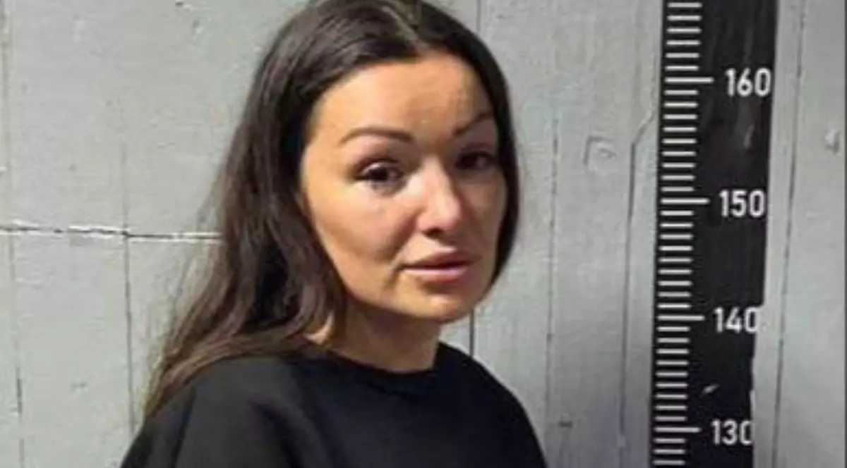 În poză e Maria Makhmutova care stă din profil la o fotografie care pare făcută într-o secție de poliție