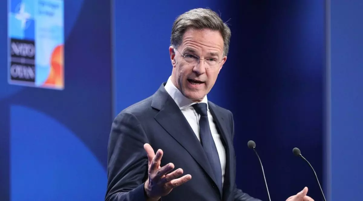 Secretarul general al NATO, Mark Rutte, în sacou închis la culoare si cravata, surprins in timp ce vorbește, cu mainile larg deschise, într-o declarație de presă înaintea summitului NATO de la Haga, Olanda, pe 23 iunie 2025