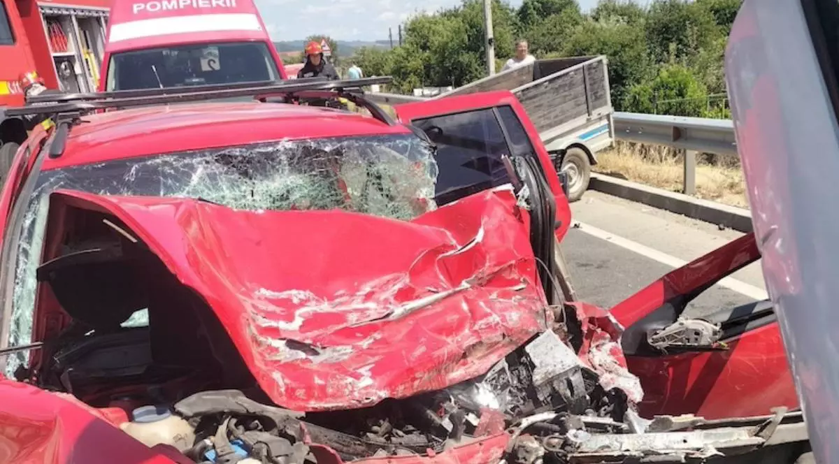 Mașina a fost distrusă complet în accidentul cumplit de la Aleșd. Partea din față a autoturismului este complet strivită