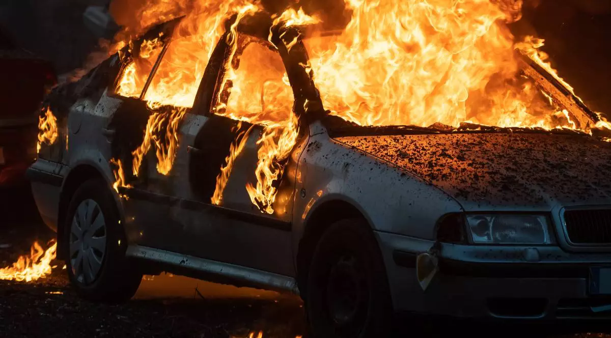 O mașină Skoda cuprinsă de flăcări, autoturismul este ars în totalitate.