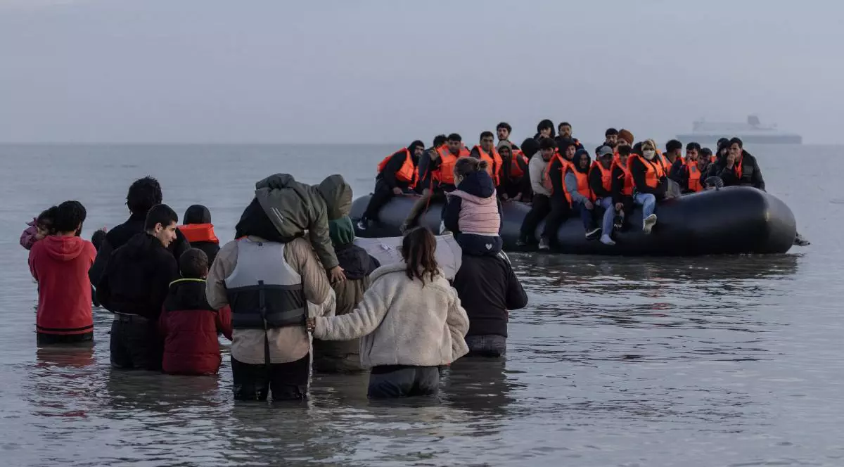 Un grup de imigranți care traversează ilegal, în bărci mici pe apă, din Franța în Anglia.