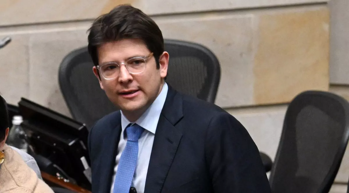 Miguel Uribe surprins în fața unei clădiri. Senatorul columbian poartă un sacou negru, o cămașă bleu și o cravată albastră