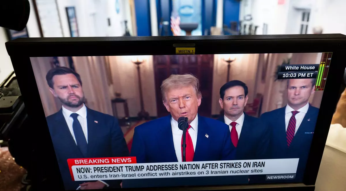 Poză cu un monitor în Sala de Presă a Casei Albe. Este difuzat mesajul lui Donald Trump privind atacurile SUA asupra Iranului