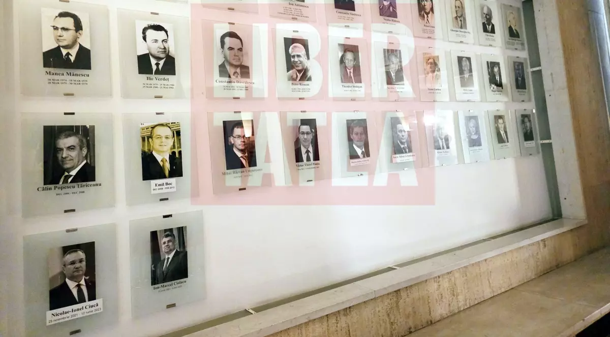 Portretele lui Ciucă și Ciolacu, alb-negru, sunt amplasate în holul de onoare alături de alte 30 de portrete alb-negru ale foștilor conducători ai Guvernului. Foto: Cristian Otopeanu / Libertatea