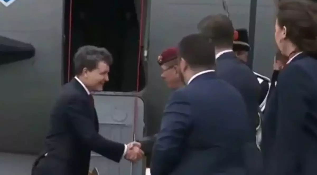 Nicușor Dan a ajun la Haga pentru Summitul NATO, președintele României a coborât din avionul Spartan și a strâns mâna cu oficialii aflați pe aeroport