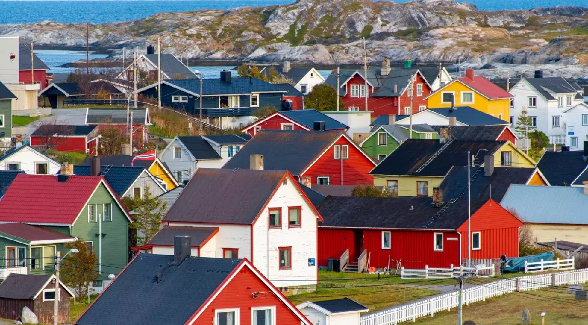 Case colorate din Orașul Bugoynes - Norvegia