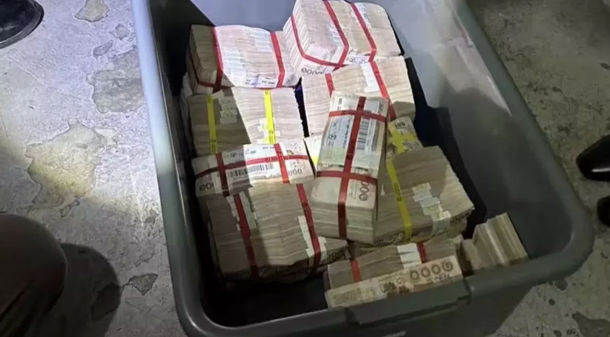 O cutie plina cu bani fotografiata de sus