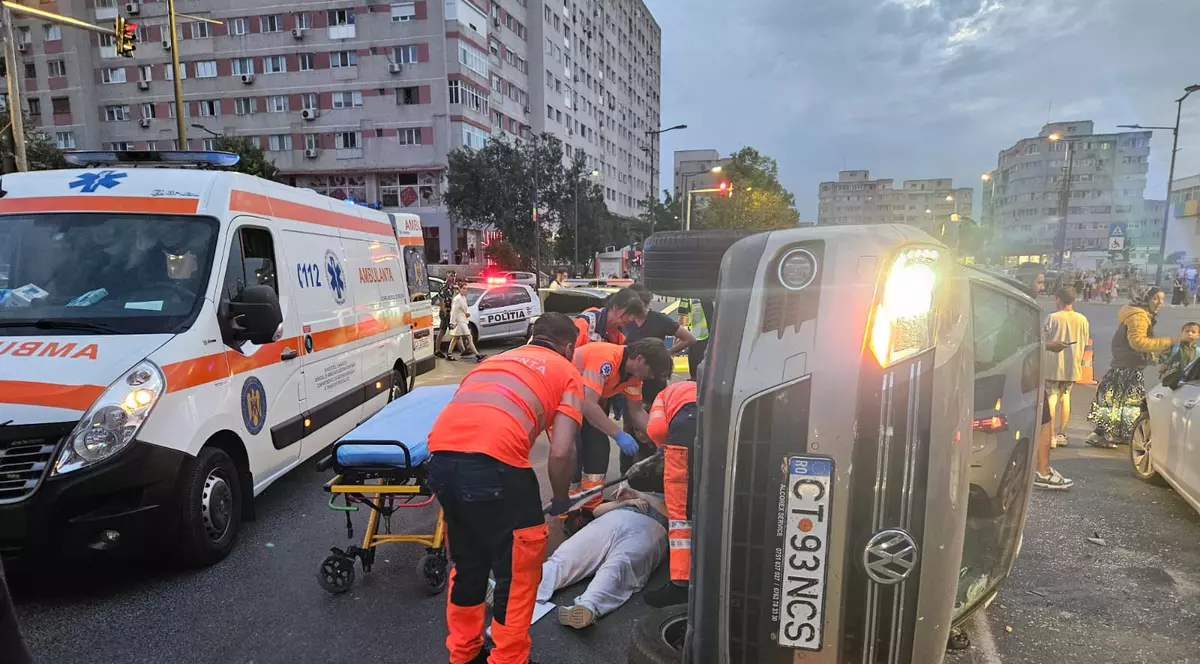 O șoferită nu a acordat prioritate la Constanța și a spulberat o mașină de poliție