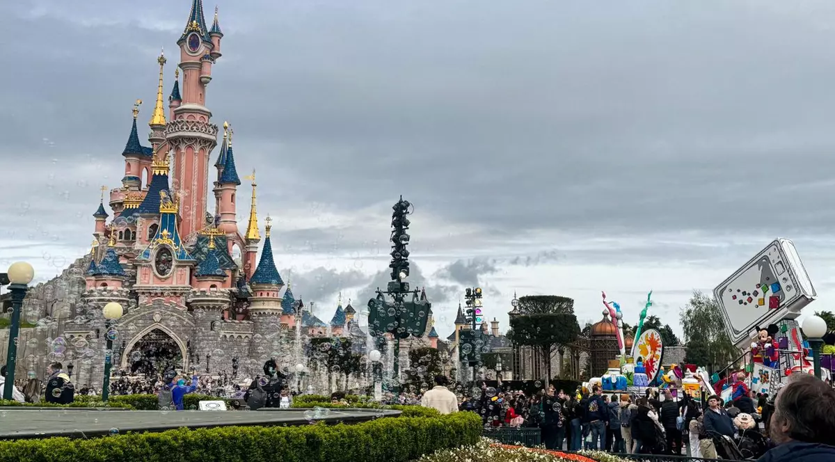 Imagine cu oameni aflați la Disneyland Paris