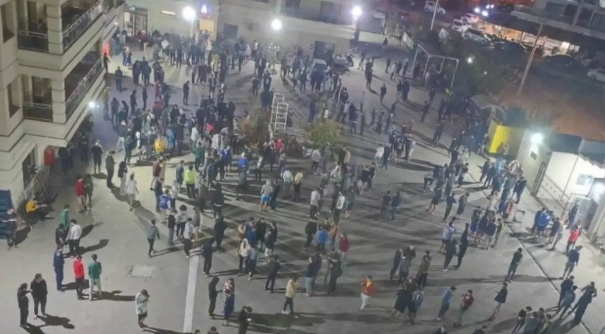 Oameni ieșiți în case în toiul nopții din cauza cutremurului Captură X @RusenPress