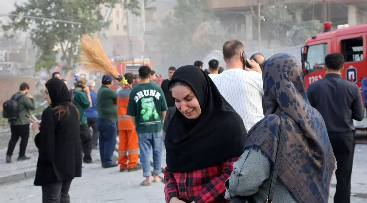 Oameni ieșiți în stradă, la Teheran, după atacurile israeliene Foto: Profimedia