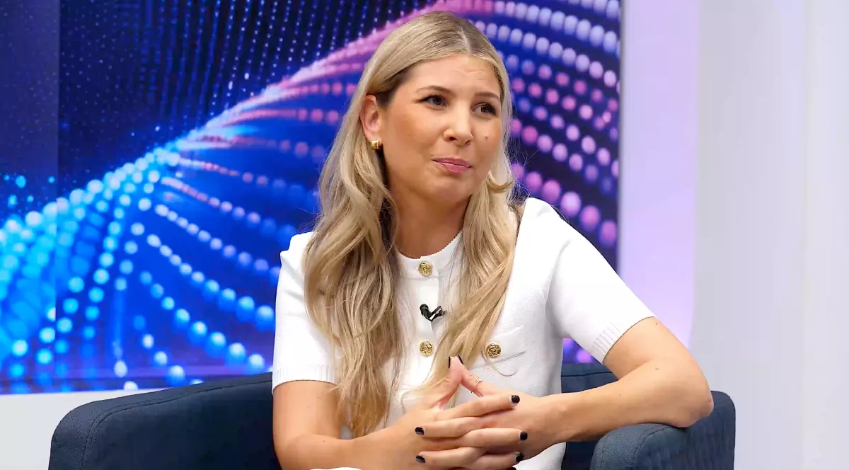 Oana Vlădilă, cofondator al brandului Vladila, îmbrăcată cu un tricou alb, în timp ce stă pe fotoliu, în studioul emisiunii Puterea unui lider, la Libertatea