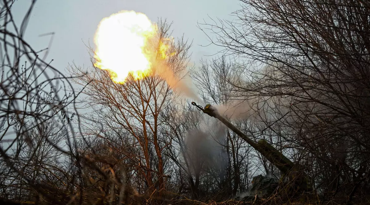 Imagine cu o minge de foc lansată de un obuzier în Zaporojie, Ucraina
