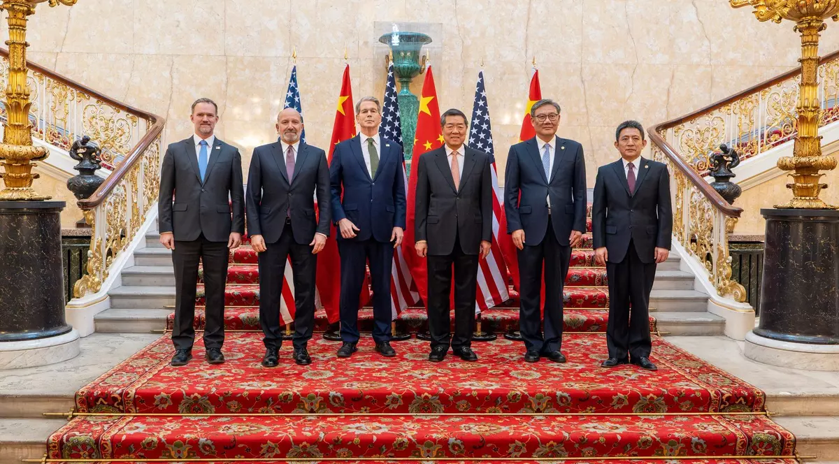 Imagine cu oficiali ai Chinei și ai Statelor Unite care au participat la discuțiile de la Londra