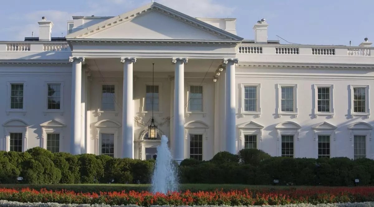 Clădirea de la Casa Albă, Washington D.C., Statele Unite ale Americii, are în față o zonă verde cu flori și o fântână din care curge apa