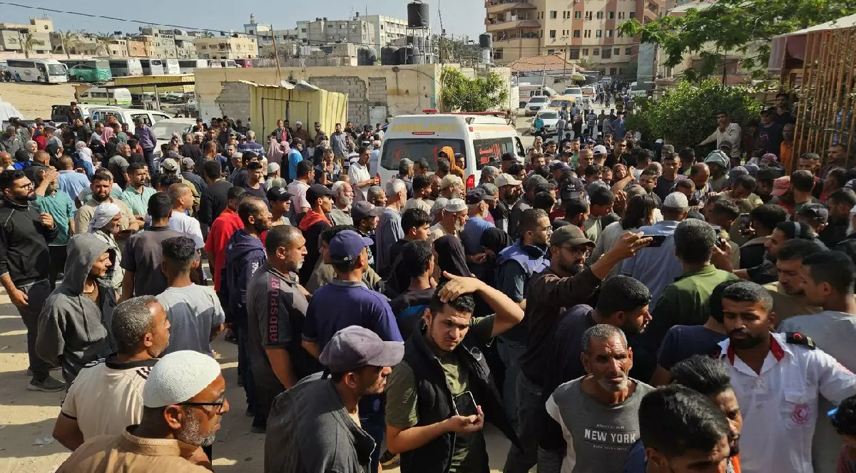 Rudele plâng în timp ce corpurile fără viață ale palestinienilor sunt aduse la Spitalul Nasser pentru procesul funerar după ce soldații israelieni au deschis focul asupra palestinienilor care încearcă să ajungă la punctele în care se distribuie ajutorul american la vest de orașul Rafah din sudul Fâșiei Gaza